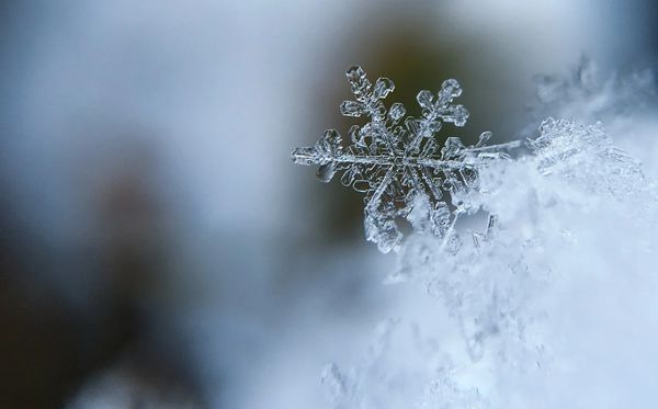 雪花为什么是六个角的,六边形的雪花是如何形成的